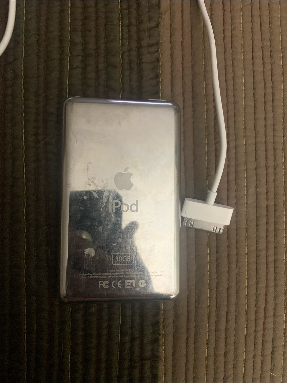 Apple White iPod Classic 30 gb with 30-Pin Connector and USB Cable - Picture 2 of 2